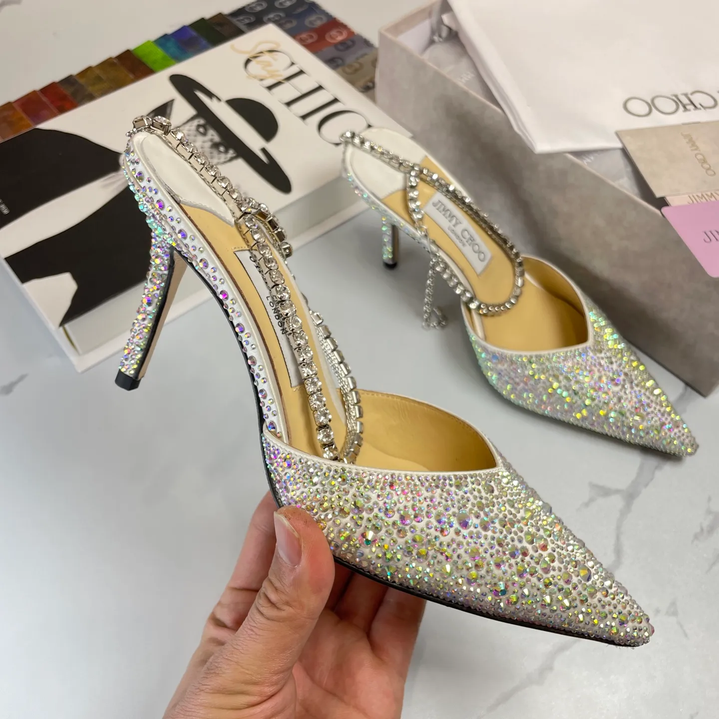 👟👟Ex-factory price 680👟👟 Jimmy Choo/Jimmy Choo classic diamond chain pointed toe crystal high-heeled sandals. Excellent crystal shoes, so beautiful that you can't take your eyes away. The shape of the shoes is very delicate, not too narrow and long. The internal space is sufficient, allowing the toes to relax enough. The rhinestones outline a charming arc on the instep, which is simply beautiful. It has a 360-degree surrounding fairy atmosphere, gorgeous but not exaggerated! ! The fabric is made of imported silk, with imported sheepskin lining. Customized A-grade Italian genuine leather sole. Heel height: 6.5 or 8.5. Size: 35-40 (41, 42, 43 customized, non-refundable)